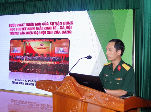 Cán bộ, giảng viên phát biểu tham luận.